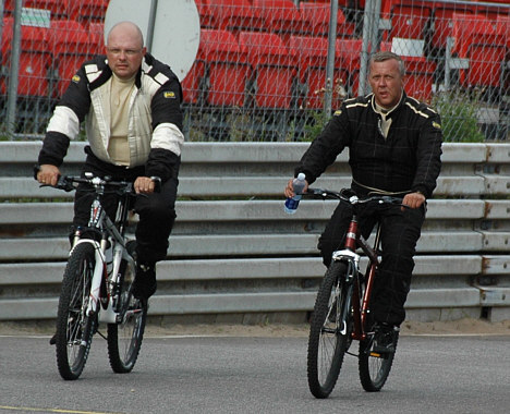 Henrik Sørensen, Helsinge og Jørgen Hansen, Skærbæk på vej igennem pitten med som man se alt for høj hastighed.